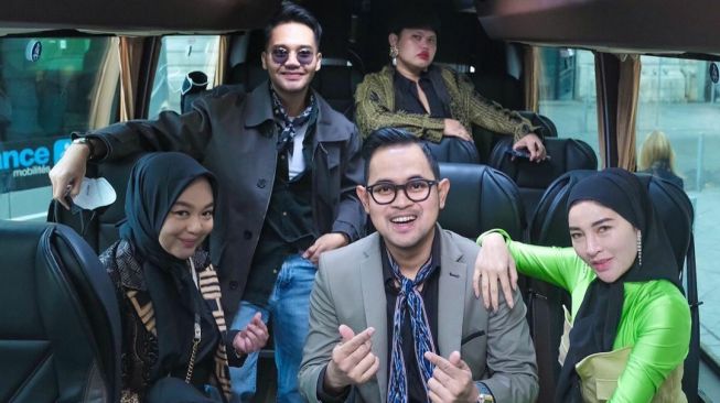 MS Glow di Paris Fashion Week 2022. [Instagram/@juragan_99]