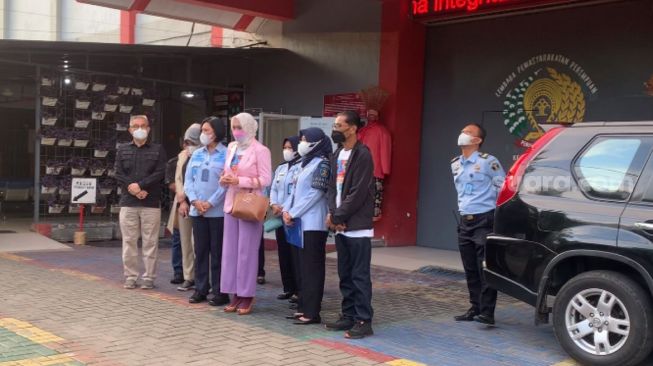 Angelina Sondakh saat keluar dari Lapas Perempuan Kelas IIA, Pondok Bambu, Jakarta, Kamis (3/3/2022).  [Suara.com/Yoga]