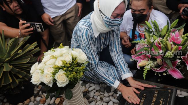 Mantan Politikus Angelina Sondakh berziarah ke makam suaminya, Adjie Massaid di TPU Jeruk Purut, Jakarta, Kamis (3/3/2022). [Suara.com/Angga Budhiyanto]