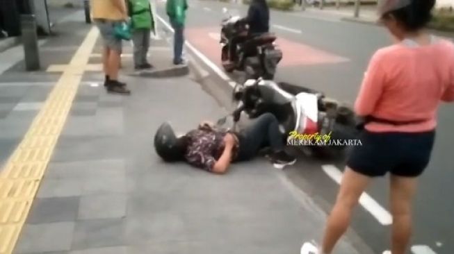 Viral Diduga Mabuk, Pemotor Pria Tidur di Pinggir Jalan Kemang Jaksel