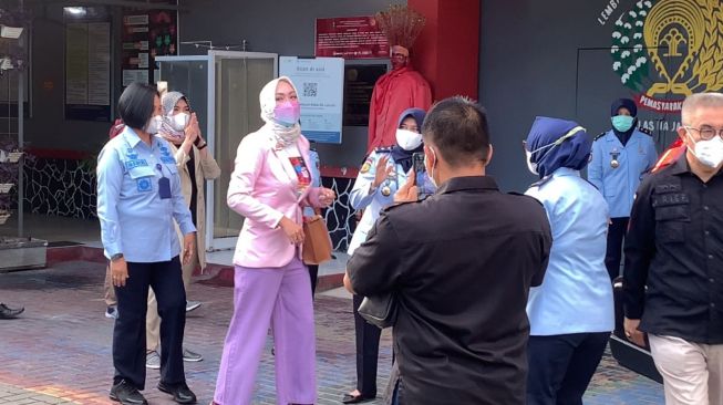 Angelina Sondakh bebas dari Lapas Perempuan Kelas IIA, Pondok Bambu, Jakarta, Kamis (3/3/2022) [Suara.com/Yoga Priyambodo]