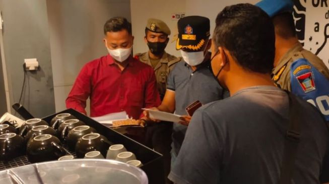 Satpol PP Padang Tindak Pemilik Usaha Langgar Prokes