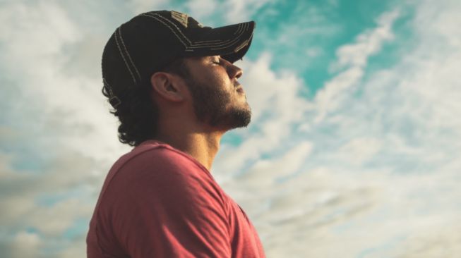 Punya Karakter Ceria hingga Sabar, Ini Tipe Cewek yang Disukai Cowok Introvert