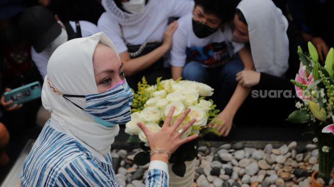 Mantan Politikus Angelina Sondakh berziarah ke makam suaminya, Adjie Massaid di TPU Jeruk Purut, Jakarta, Kamis (3/3/2022). [Suara.com/Angga Budhiyanto]