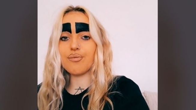 The Woman with the Thickest Eyebrows in the UK (tiktok.com/sammie_jo_94)