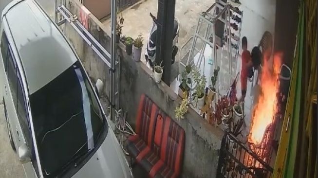Viral Bocah Cekatan Padamkan Api yang Nyaris Buat Rumahnya Kebakaran, Aksinya Terekam CCTV