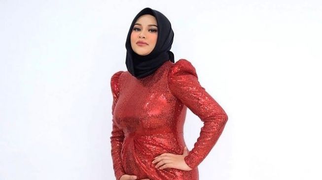  Adu Gaya Aurel Hermansyah dan istri Uus, Kartika. (Instagram/aurelie.hermansyah)