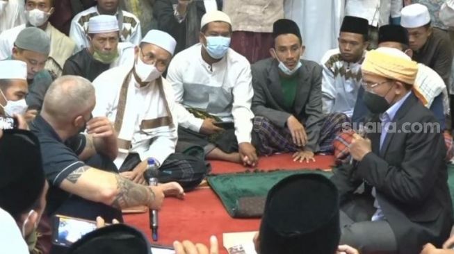Bule Rusia Bertato Masuk Islam, Baca Dua Kalimat Syahadat Sampai Tiga Kali Dituntun Tuan Guru Bajang