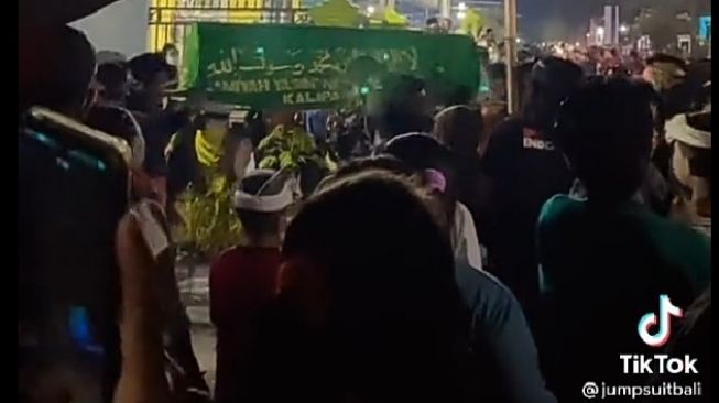 Bikin Merinding! Pawai Ogoh-ogoh di Banyuwangi Berhenti Hormati Warga yang Melintas Menggotong Keranda Jenazah