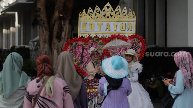 Sejumlah warga mengunjungi kawasan Wisata Kota Tua, Jakarta, Kamis (3/3/2022). [Suara.com/Angga Budhiyanto]