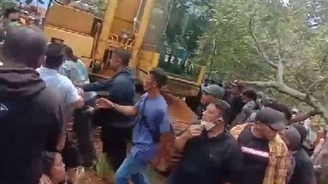 Viral Video Ibu-Ibu Petani di Konawe Buka Baju Sambil Pekik Takbir, Hadang Ekskavator Perusahaan Tambang