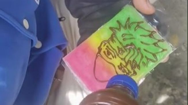 Viral Pedagang Jago Gambar Anime di Atas Es Gabus, Publik: Enggak Tega Makannya