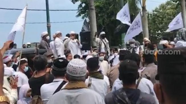 Ratusan umat Islam di Provinsi Nusa Tenggara Barat (NTB) melakukan aksi demonstrasi di Kanwil Kementerian Agama (Kemenag) NTB, Rabu (2/3/2022) [Suara.com/Lalu M Helmi Akbar]
