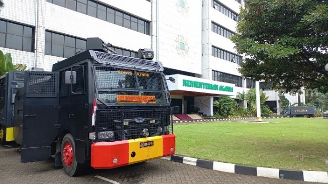 Kendaraan taktis barracuda hingga water canon disiagakan di Kantor Kemenag jelans Aksi Bela Islam hari ini. (Suara.com/Bagaskara)