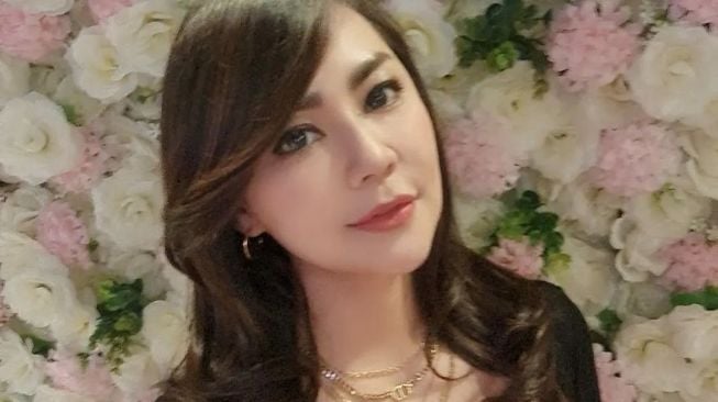 Tessa Kaunang dengan penampilan baru setelah melakukan sulam bibir. [Instagram]