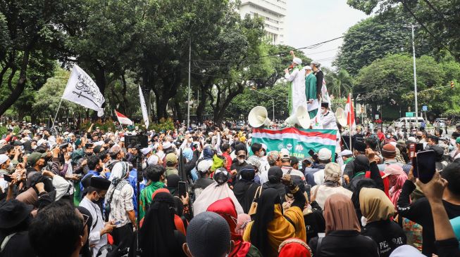 Massa berunjuk rasa di depan Gedung Kementerian Agama, Jakarta Pusat, Jumat (4/3/2022). [Suara.com/Alfian Winanto]