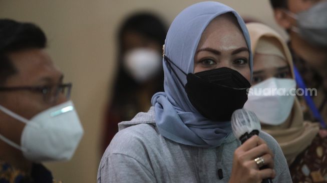 Former politician Angelina Sondakh gave a press statement after undergoing mandatory reporting at the Class I Penitentiary (Bapas) South Jakarta, Friday (4/3/2022). [Suara.com/Angga Budhiyanto]