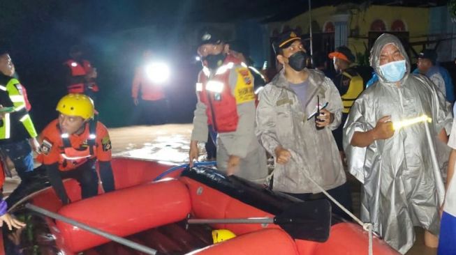 Evakuasi Warga Terjebak Banjir di Singkil Manado Berlangsung Lancar Meski Hujan