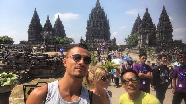 Emil Audero bersama sang kekasih, Federica saat liburan ke Candi Prambanan, Indonesia (@faithimanstar)