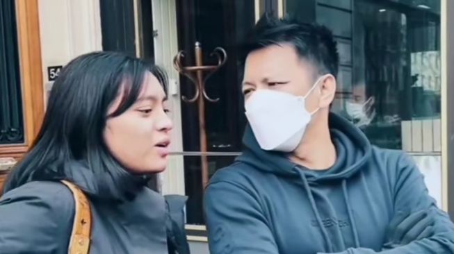 Potret kebersamaan Ariel Noah dengan putrinya Alleia Anata Irham di Paris, Prancis. (Dok. Instagram)