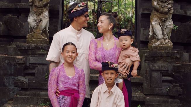 Irfan Bachdim dan Jennifer Bachdim bersama tiga anaknya, saat merayakan Nyepi di Bali. [instagram]