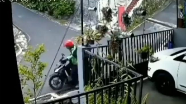 Niat Mau Berbelok, Driver Ojol Ini Terekam CCTV Malah Kebablasan Tabrak Pagar Rumah Orang (twitter/@jowoshitpost)