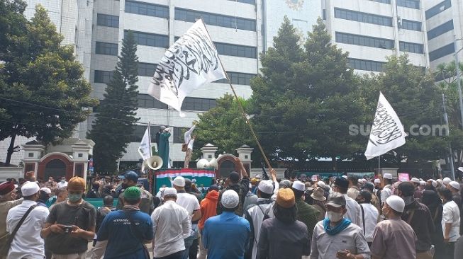 Massa PA 212 saat berdemonstrasi soal penyataan Menag Yaqut di depan Kantor Kemenag, Jakarta. (Suara.com/Bagaskara)