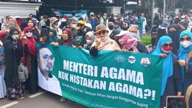 Sejumlah emak-emak ikut demonstrasi bertajuk Aksi Bela Islam yang digelar di depan Kantor Kemenag pada Jumat (4/3/2022). [Suara.com/Bagaskara]