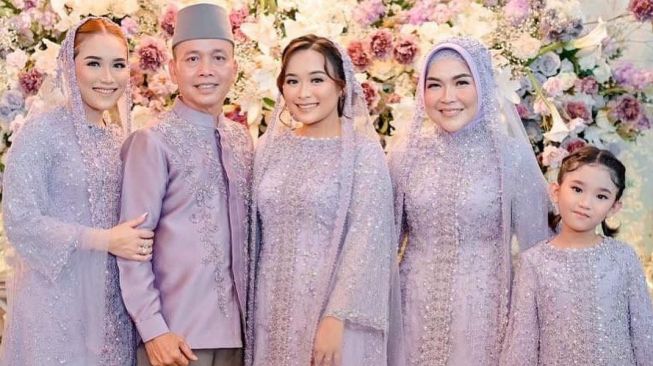 Ayu Ting Ting bersama kedua orangtuanya di pernikahan Assyifa Nuraini. [Instagram]