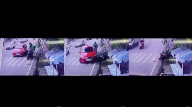 Viral! Diduga Terlibat Cekcok, Pengemudi Mobil Terekam Sengaja Tabrak Motor Driver Ojol Sampai Jatuh