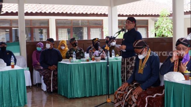 Bupati Bantul Abdul Halim Muslih membacakan sambutan dalam serah terima ubo rampe di aula Kapanewon Kretek. - (SuaraJogja.id/Rahmat Jiwandono)