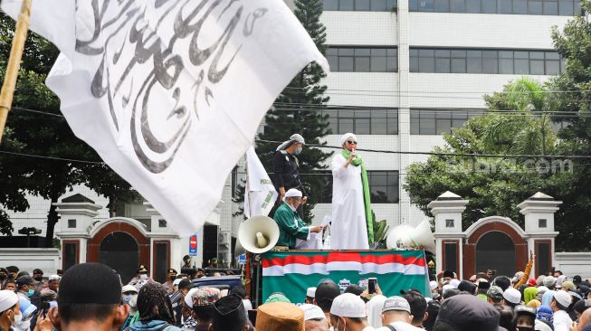 Massa berunjuk rasa di depan Gedung Kementerian Agama, Jakarta Pusat, Jumat (4/3/2022). [Suara.com/Alfian Winanto]