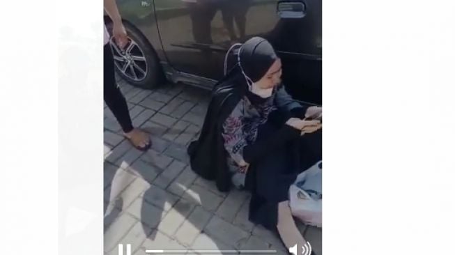 Viral, Seorang Perempuan Terduduk Menangis, Uang Tunai Rp50 Juta di Mobil Ludes Digasak Maling di Sagulung