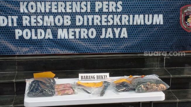 Barang bukti narkoba serta sisa uang hasil rampokan yang diamankan dari komplotan perampok sadis di Sawangan, Depok, dalam rilis kasus di Mapolda Metro Jaya, Jumat (4/3/2022). [Suara.com/Muhammad Yasir]