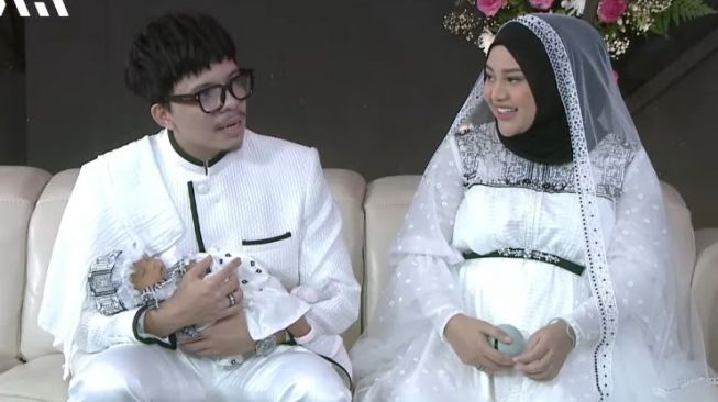 Atta Halilintar dan Aurel Hermansyah bersama putrinya Ameena Hana Nur Atta. [YouTube AH]