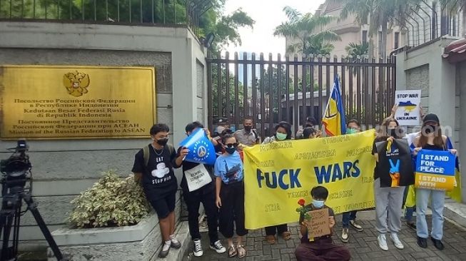 Demo Tolak Perang di Kedubes Rusia, Massa Bentangkan Bendera Kuning Bertuliskan Fuck Wars