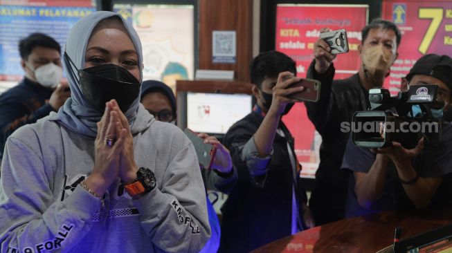 Former politician Angelina Sondakh arrives at the Class I Correctional Center (Bapas) South Jakarta, Friday (4/3/2022). [Suara.com/Angga Budhiyanto]