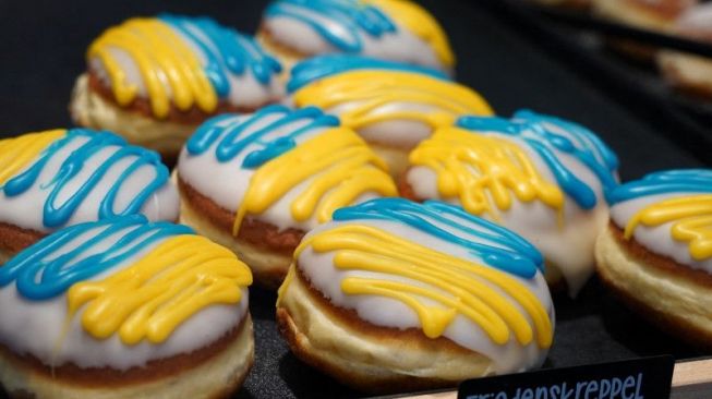 Bantu Anak-Anak Ukraina, Toko Roti di Jerman Melakukan Cara Manis dengan Menjual Donat Perdamaian