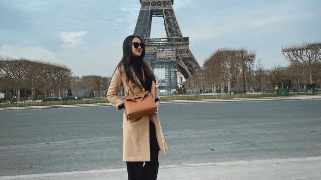 Anya Geraldine saat berpose di depan menara eiffel