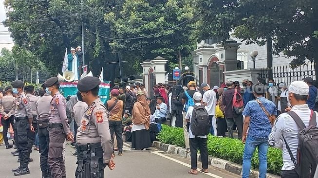 Puluhan pendemo yang menggelar Aksi Bela Islam mulai menyemut di kantor Kemenag, Jakarta. (Suara.com/Bagaskara)