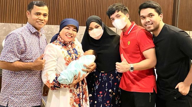 Ibunda Fuji Jenguk Baby Ameena, Cara Gendongnya Tuai Pujian