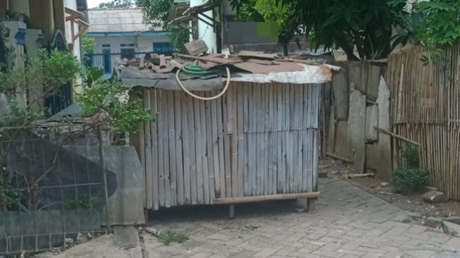 Gak Terima Tanahnya Dipakai, Viral Cerita Warga Nekat Tutup Jalan Desa Pakai Kandang Ayam, Tuai Perdebatan Publik