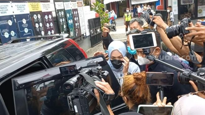 Angelina Sondakh Tampil Kasual Saat Datang ke Bapas Jaksel Buat Wajib Lapor