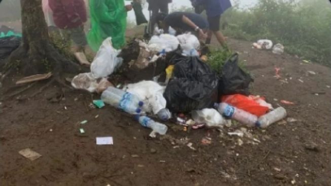 Duh! Lokasi Pendakian Gunung Merbabu Dikotori Sampah, Warganet: Katanya Si Paling Cinta Alam