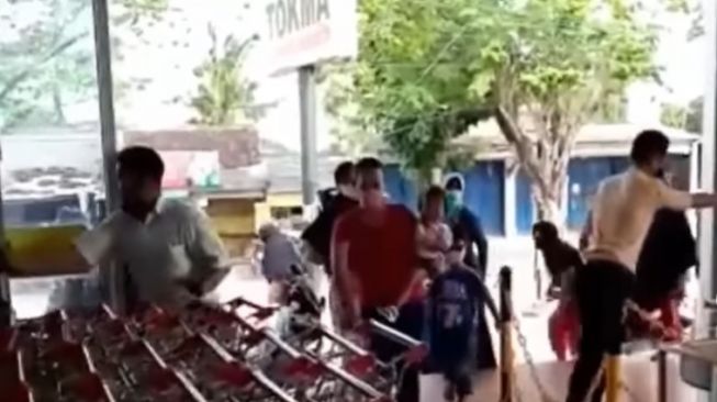 Pintu Baru Dibuka, Supermarket Langsung Diserbu Pemburu Minyak Goreng, Warganet: Miris!