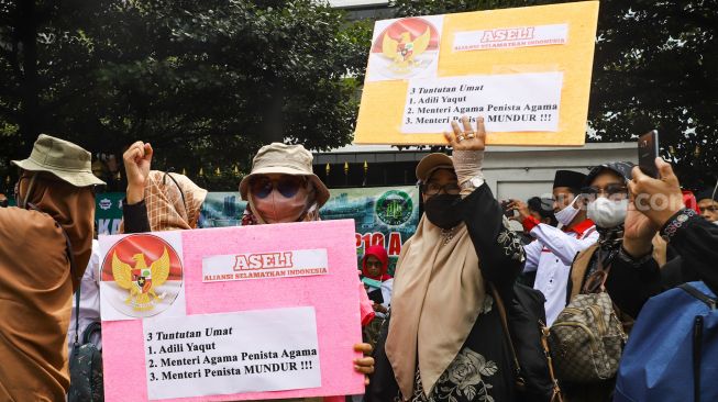 Massa berunjuk rasa di depan Gedung Kementerian Agama, Jakarta Pusat, Jumat (4/3/2022). [Suara.com/Alfian Winanto]