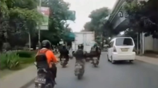 Tangkapan layar video viral aksi pelemparan batu dari flyover Cengkareng yang menimpa pemotor, Senin (1/3/2022). [Instagram]