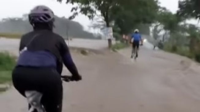 Perempuan Ini Nekat Gowes Melintasi Kawasan Banjir Tuai Perdebatan Warganet