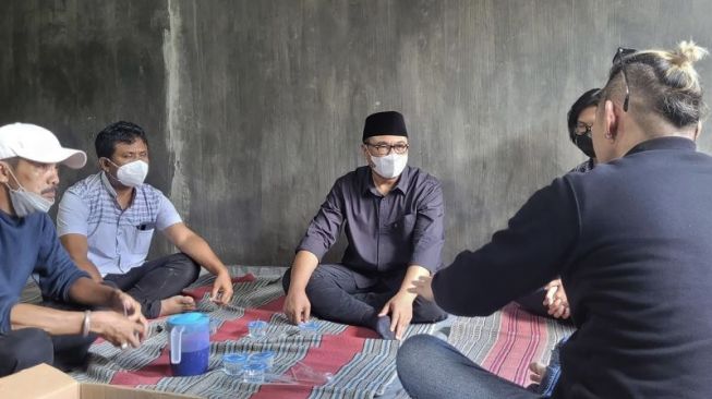 Wakil Wali Kota Malang Sofyan Edi Jarwoko (tengah) pada saat berada di rumah duka di Dusun Sindurejo, RT3/3 Desa Banjarejo, Kecamatan Pakis, Kabupaten Malang, Jawa Timur, Jumat (4/3/2022). (ANTARA/HO-Humas Pemkot Malang)