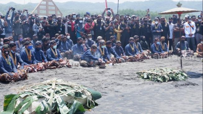 Jumenengan Dalem Sri Sultan HB X, Keraton Jogja Gelar Labuhan Alit di Pantai Parangkusumo